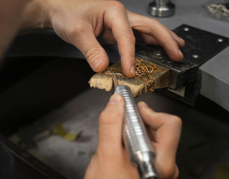 Joyero trabajando con una cadena de oro